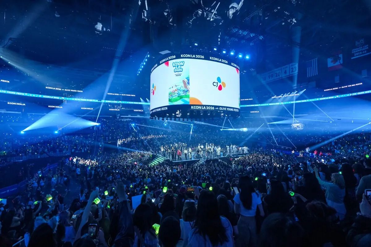 푸른 조명 아래 관객과 아티스트가 함께한 K-POP 공연장 전경