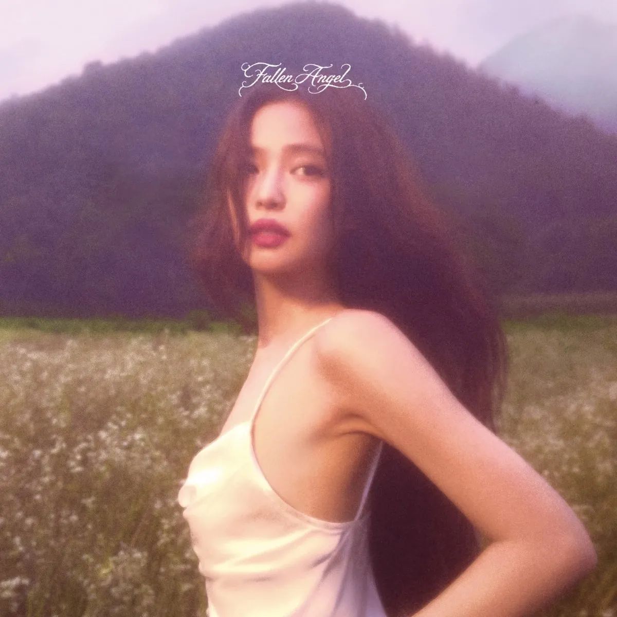 분홍빛 들판과 산을 배경으로 흰색 드레스를 입은 제니가 돌아보는 Fallen Angel 공식 앨범 커버