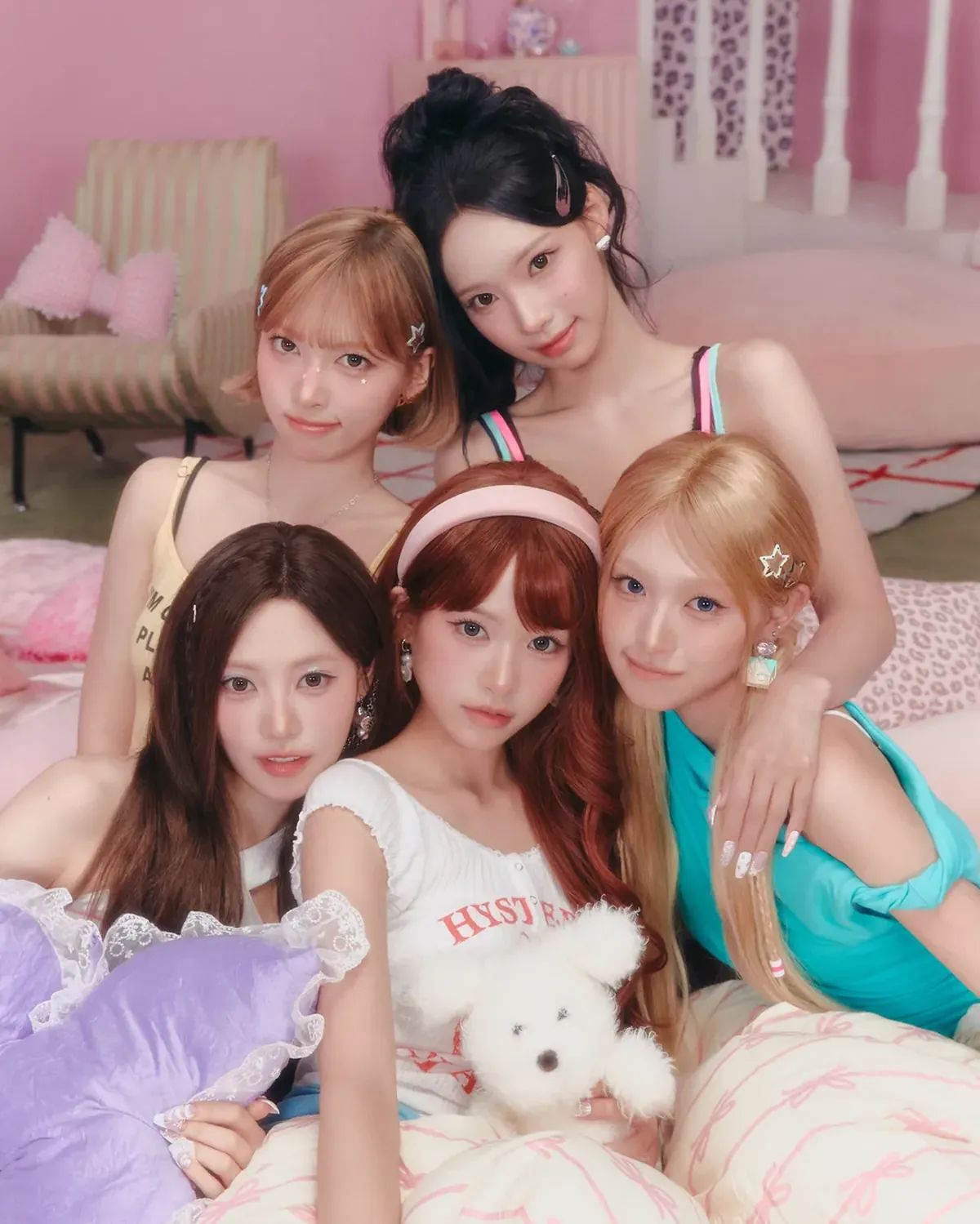 핑크색 공간에서 함께 포즈를 취한 리센느 RESCENE 다섯 멤버
