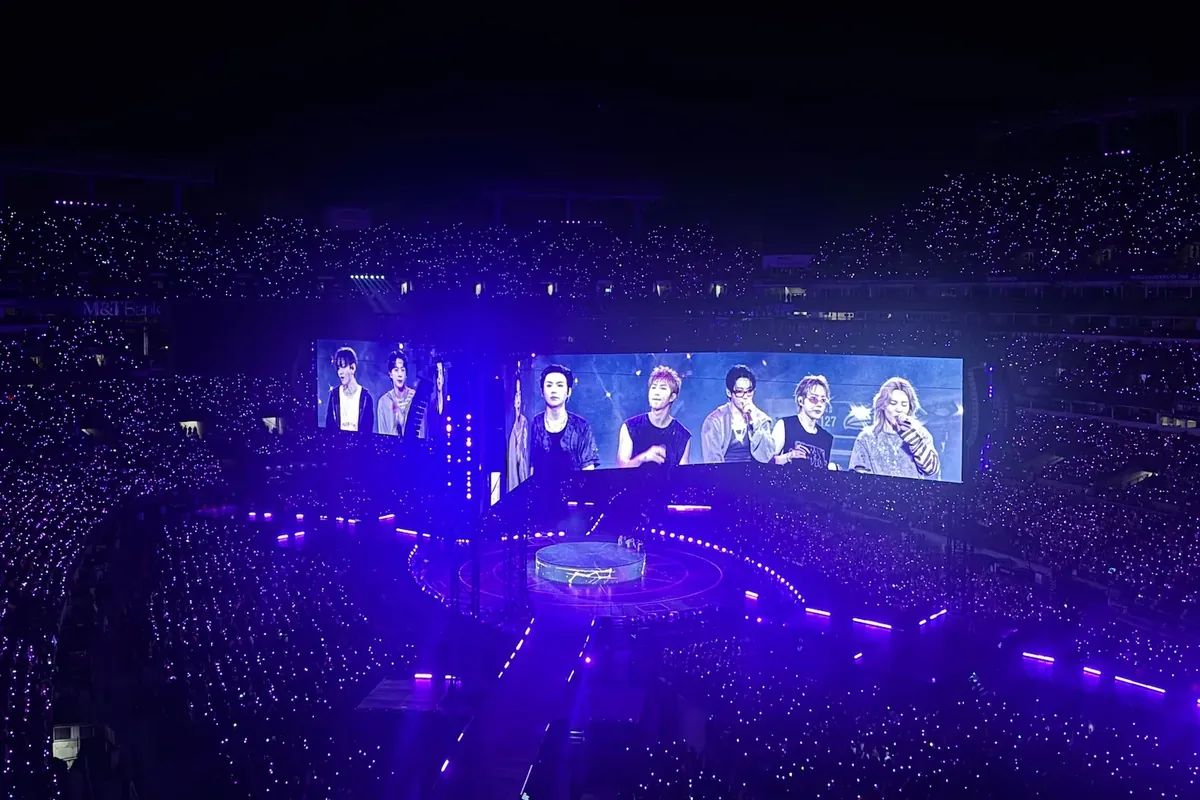 보랏빛 응원봉으로 가득한 M&T Bank Stadium 무대 위 BTS 멤버들